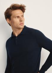 Pánsky tmavomodrý sveter z vlny a hodvábu SWEMT-0184-68(Z25), pohľad spredu na modelku, detailný záber na tvár.