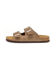 Pánske kožené žabky v chladnej béžovej farbe BUTYM-0495-1K(W26), bočný pohľad na produkt na bielom podklade.