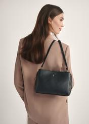 Čierna kožená dámska kabelka cez rameno TORES-1244-99(W26), pohľad spredu na produkt na modelke, viditeľná polovica siluety.