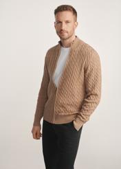 Pánsky karamelový sveter na zips SWEMT-0169-24(Z25), produkt viditeľný diagonálne na modeli, viditeľná polovica siluety.