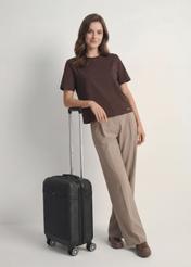 Malý kufor na kolieskach WALAB-0040-99-19(W25), pohľad na produkt diagonálne vedľa modelu, viditeľná je celá silueta.