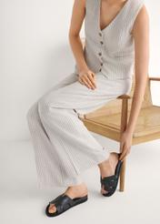 Dámske čierne kožené šľapky BUTYD-1163-99(W26) - pohľad spredu na produkt, na modeli, na bielom pozadí. Viditeľná silueta.