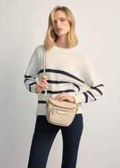 Dámska ľadvinka v krémovej farbe s monogramom TOREC-1157-0P(W26), pohľad na produkt na siluete modelky.