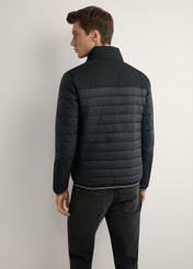 Pánska čierna prechodná bunda KURMT-0358A-99(W26) - pohľad na výrobok zozadu na modeli, na svetlom pozadí. Viditeľná polovica siluety.