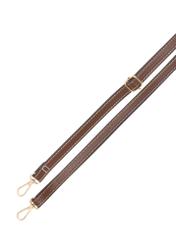 Tmavohnedá dámska kabelka z imitácie kože TOREC-1214-1H(W26), pohľad na produkt s popruhom na bielom podklade.