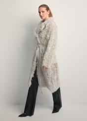 Dámsky obojstranný kabát z ovčej kože v krémovej farbe KOZDS-0091-1394(Z25), pohľad spredu na modelku. Viditeľné celé telo.