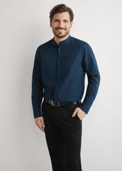 Pánska bavlnená košeľa v tmavomodrej farbe KOSMT-0326-7E(W26), pohľad spredu na produkt na modelke. Viditeľná polovica siluety.