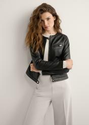 Dámska čierna kožená bunda KURDS-0154-99(W26) - pohľad spredu na produkt, na svetlom pozadí. Viditeľná silueta po kolená.