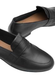 Dámske kožené čierne mokasíny BUTYD-1074A-99(W26), detailný záber produktu na bielom pozadí.