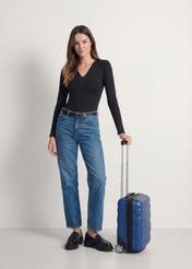 Príručný kufor na kolieskach WALPC-0012-7C-16(W26), bočný pohľad na produkt vedľa siluety modelu.