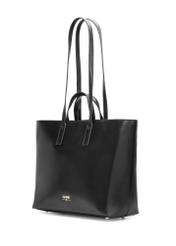 Čierna dámska nákupná kabelka TOREC-1204-99(W26), diagonálny pohľad na produkt na bielom pozadí.