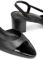 Čierne kožené lodičky s otvoreným podpätkom BUTYD-1173-99(W26), detail produktu na bielom pozadí.