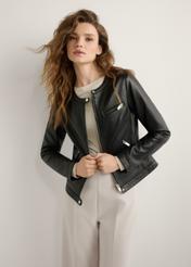 Dámska čierna kožená bunda KURDS-0154-99(W26) - pohľad spredu na produkt, na svetlom pozadí. Viditeľná silueta po kolená.