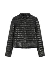 Dámska čierna prešívaná bunda so stojačikom KURDT-0441-99(Z25), pohľad spredu na bielom pozadí.