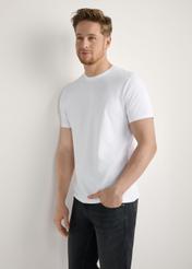 Pánske biele tričko TSHMT-0120-0A(Z26) - pohľad spredu na produkt na modelke, viditeľná polovica siluety.