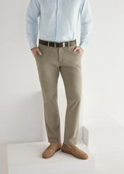 Pánske béžové kožené mokasíny BUTYM-0498-1B(W26), pohľad spredu na produkt na nohách modelky.