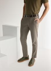 Pánske khaki kožené tenisky BUTYM-0486-8D(W26), pohľad spredu na produkt na nohách modelky.