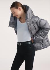 Dámska sivá páperová bunda KURDT-0585-91(Z25), bočný pohľad na produkt na modelke, viditeľná polovica siluety.