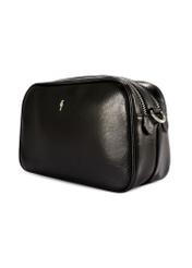 Stredne veľká čierna dámska kabelka TOREC-1121-9F(W26), diagonálny pohľad na produkt na bielom pozadí.