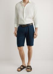 Herren-Leinenshorts in Marineblau SZOMT-0034-7E(W26), Vorderansicht am Model. Halbe Silhouette sichtbar.