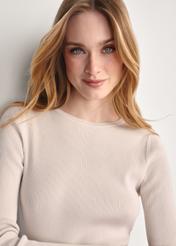 Dámske svetlobéžové tričko s dlhým rukávom LSLDT-0028-80(Z 25), detailný pohľad na produkt na modelke.