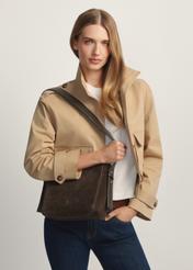 Dámska hnedá kožená kabelka TORES-1251-1I(W26) - diagonálny pohľad na produkt, na modelke, na svetlom pozadí. Viditeľná silueta po kolená.