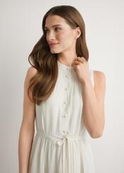 Krémové viskózové midi šaty SUKDT-0280-0B(W26) - pohľad spredu na výrobok, na modelke, na svetlom pozadí. Viditeľná polovica siluety.