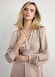 Dlhé béžové midi šaty SUKDT-0263-1B(W26) - pohľad spredu na výrobok, na modelke, na svetlom pozadí. Viditeľná polovica siluety.