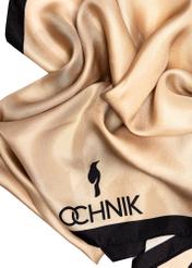 Dámska hodvábna šatka SZADT-0188-1B(W26) svetlobéžovej farby, detailný záber loga produktu na bielom pozadí.