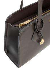 Hnedá taška cez rameno TOREC-1236-1H(W26), detail produktu na bielom pozadí.