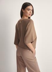 Dámska blúzka ťavej farby BLUDT-0201-1D(W26), pohľad na produkt zozadu na modelke, viditeľná polovica siluety.