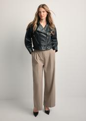 Dámska krátka čierna kožená bunda KURDS-0607-99(W26) - pohľad spredu na produkt na modelke, na svetlom pozadí. Viditeľné celé telo.