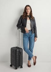 Malý kufor na kolieskach WALAB-0067-99-19(W25), pohľad na produkt diagonálne vedľa modelu, viditeľný je celý model.