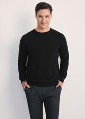 Čierny pánsky základný sveter SWEMT-0114A-99(Z24), pohľad na produkt spredu na modelke, viditeľná polovica siluety.