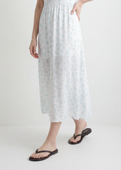 Dámske tmavohnedé kožené žabky BUTYD-1271-1I(W26), bočný pohľad na produkt na nohách modelky.