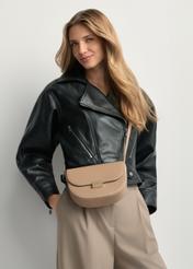 Béžová polkruhová dámska taška cez rameno TOREC-1127-1D(W26) - pohľad spredu na produkt, na modelke, na svetlom pozadí. Viditeľná polovica siluety.