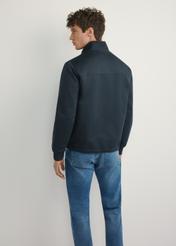 Pánska tmavomodrá prechodná bunda KURMT-0404-7D(W26), pohľad na produkt zozadu na modeli. Viditeľná polovica siluety.