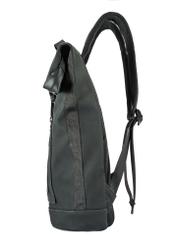 Čierny pánsky batoh PLCMN-0016-99(Z25), pohľad na produkt z boku na bielom pozadí.
