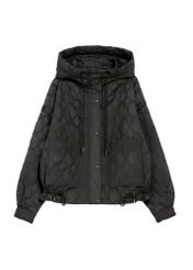 Čierna krátka prešívaná bunda oversize KURDT-0660-99(W26) - pohľad spredu na produkt, na bielom pozadí.