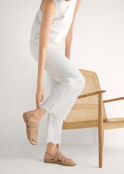 Svetlobéžové dámske kožené sandále BUTYD-1152-1A(W26), bočný pohľad na produkt na nohách modelky.