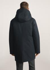 Pánska zimná bunda v tmavomodrej farbe KURMT-0387-69(Z25), produkt viditeľný zozadu na modeli, viditeľná polovica siluety.