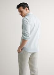 Pánska bavlnená košeľa s károvaným vzorom KOSMT-0277-8F(W26), pohľad na produkt zozadu na modelke. Viditeľná polovica siluety.