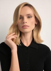 Dámska rebrovaná blúzka s krátkym rukávom BLUDT-0200-99(W26), detailný pohľad na produkt na modelke.