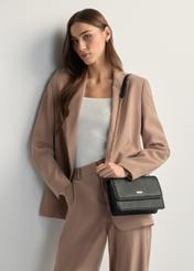 Malá, elegantná dámska kabelka TOREC-1015-99(W26), pohľad spredu na produkt na modelke, viditeľná polovica siluety.