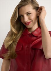 Červená dámska kožená košeľa KOSDS-0007-4B(W26), detailný záber produktu, pohľad na modelku.