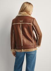 Dámsky hnedý krátky kabát z ovčej kože KOZDP-0001A-89(Z25), pohľad na produkt zozadu na modelke, viditeľná polovica siluety.