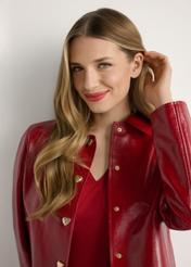 Červená krátka dámska bunda KURDS-0612-4B(W26), pohľad spredu na produkt na modelke, detailný záber na trup.