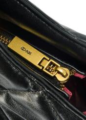 Čierna prešívaná dámska kabelka TOREC-1057-99(Z25), detailný záber na zips produktu, pohľad na bielom pozadí.