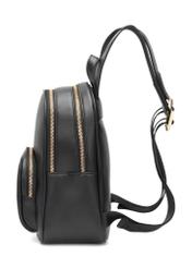 Malý čierny dámsky batoh TOREC-1026-99(W26), bočný pohľad na produkt na bielom pozadí.