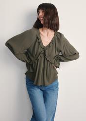 Dámska khaki blúzka BLUDT-0194-55(Z25), pohľad spredu na produkt na modelke, viditeľná polovica siluety.